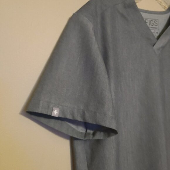 FIGS | Men's Gray Leon V-Neck One Double Pocket Scrubs Top (Size XS) - Picture 6 of 10